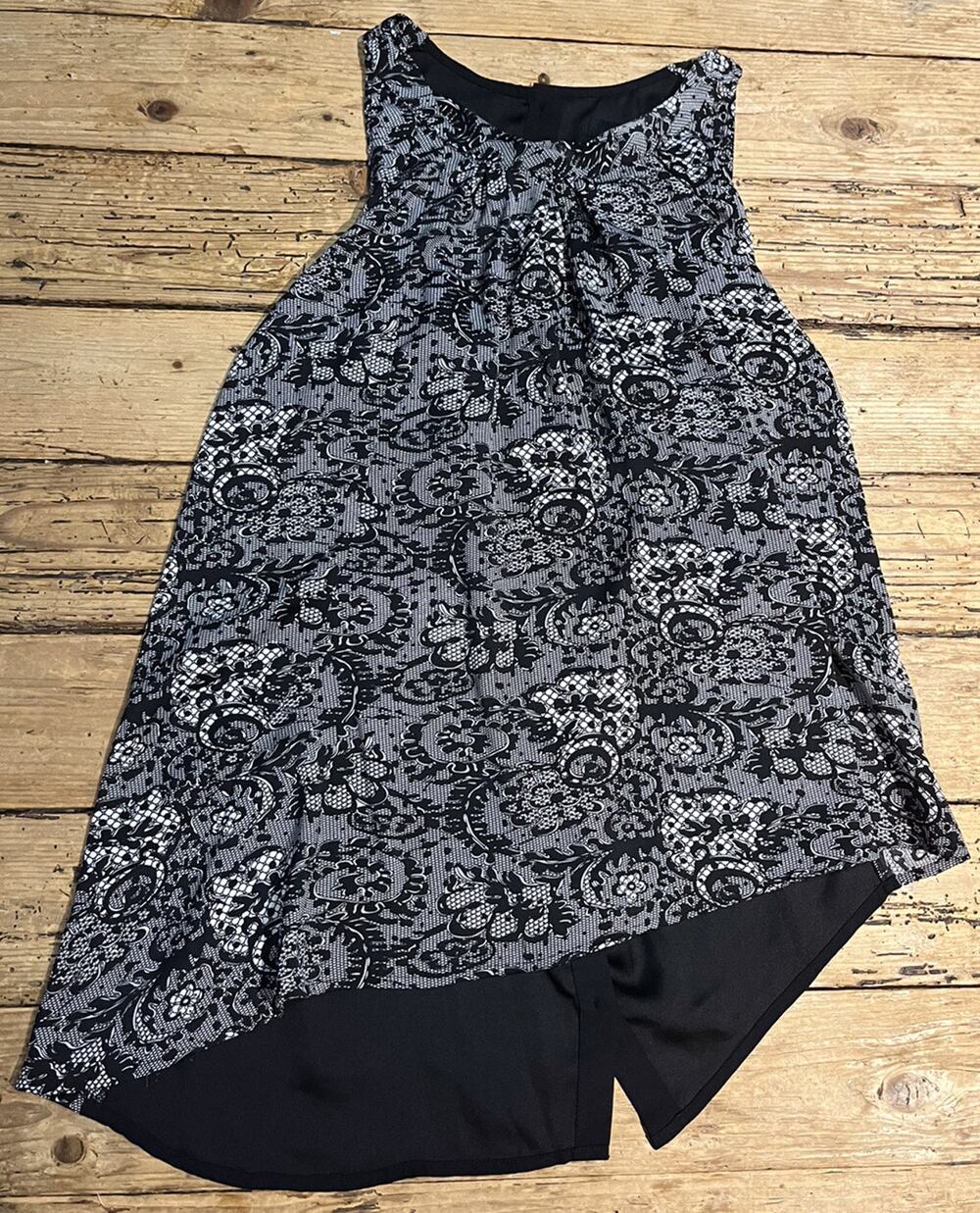 Tas Womens Size XS Black White Sleeveless Blouse NWOT